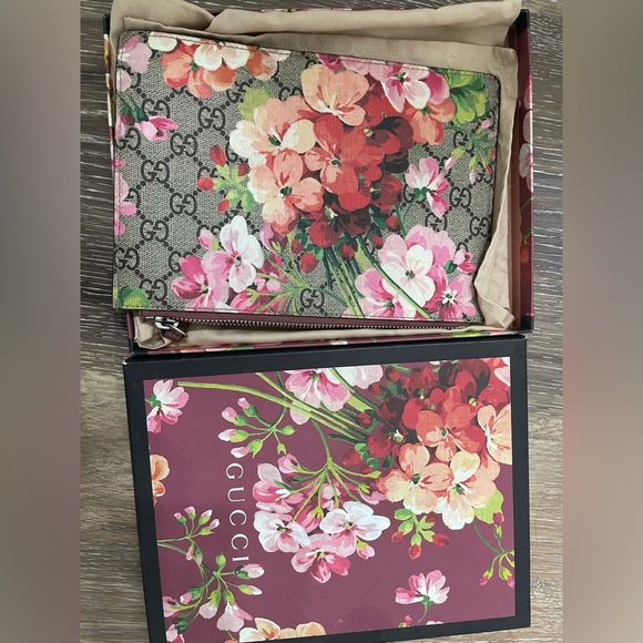 Gucci GG supreme blooms pouch